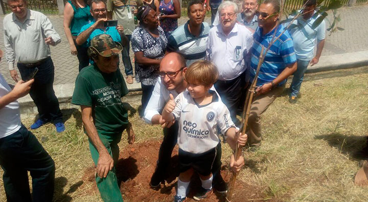 Prefeito regional Roberto Godoy acompanha o plantio. (2)