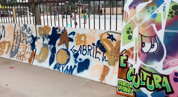 Telas de grafite do artista Romarinho e das crianças da praça.