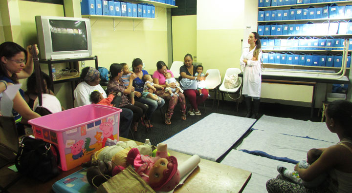 Mães recebendo orientações sobre as técnicas da Shantala.