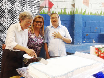 Irmãs e presidente Jucicleide partem o bolo de aniver