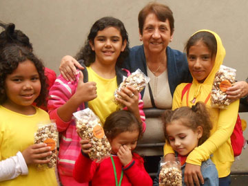 Maria José Soares e algumas das crianças.