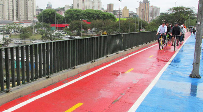 Primeira ciclovia sobre pontes na cidade de São Paulo.