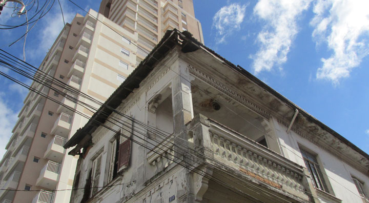 O passado e o presente lado a lado na rua Saguairu, centro da Casa Verde.