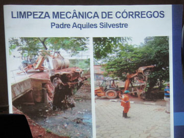 Retirada de carcaça de carro do córrego.