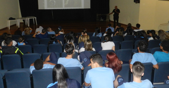 O grande Teatro Cerroni, do Colégio Nova Cachoeirinha, recebeu a palestra.