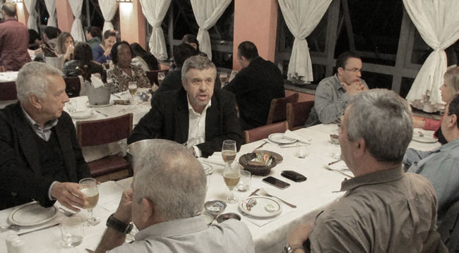 Vereador José Américo conversa com amigos.