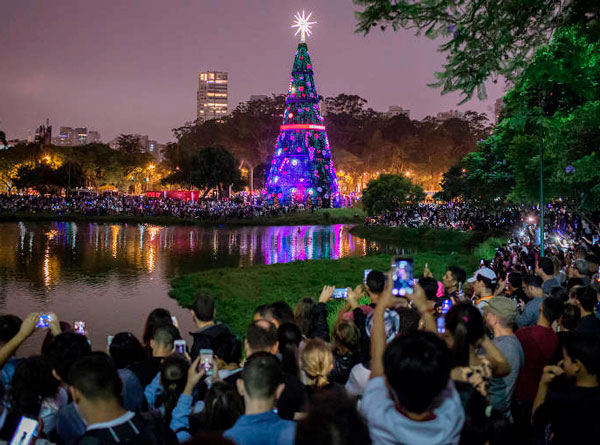 Árvore de natal oficial da cidade instalada no parque do Ibirapuera. (foto: Guilherme Seto - Folha de S. Paulo)