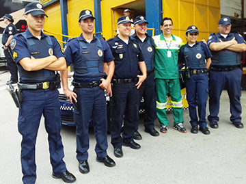 O prefeito regional com equipe da GCM.
