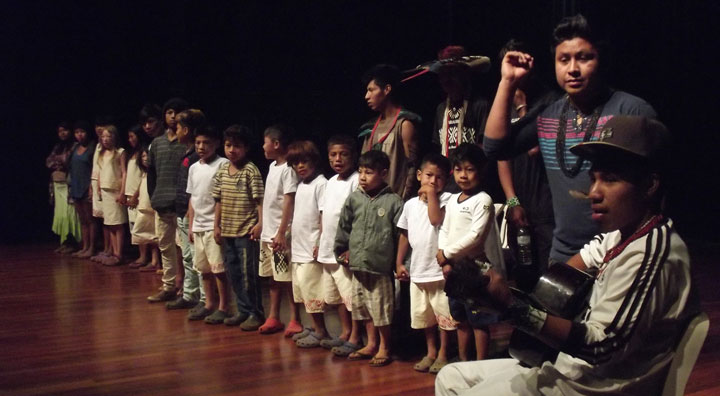 Coral de crianças da tribo indígena do Jaraguá.