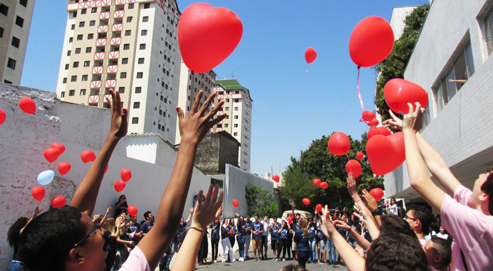 Balões vermelhos, pelo amor e pela esperança.