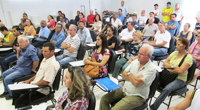 Crianças da Comunidade do Sapo com seus trabalhos emoldurados, em 2015.