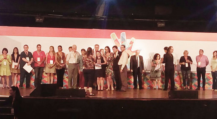 Equipe recebe o prêmio com Dr. Alberto A. Oliveira, Coord. Regional de Saúde Norte e Dr. João Marcondes Sup. Téc. de Saúde.