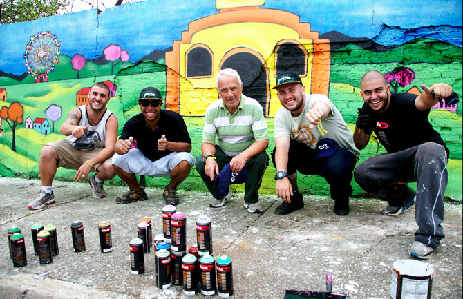 Artista plástico Aécio de Andrade e jovens do grupo Bless Graffiti.