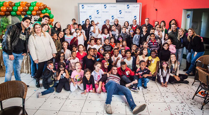 As crianças e as diretorias do Esperia, do Algazarra Eco Kids e da entidade.