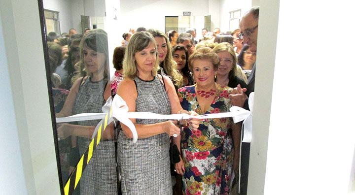 Denise Ayoub corta a fita que inaugurou o novo nome da sala do Conselho da Mulher Empresária.