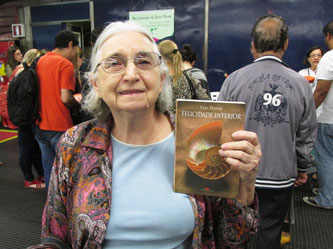 Dona Damézia e seu livro.
