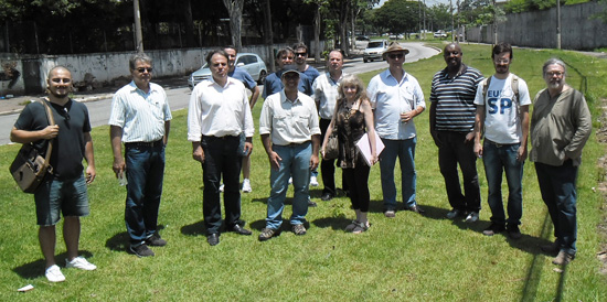 Grupo visita a área gramada da futura 'praça Dr. Sócrates Brasileiro'
