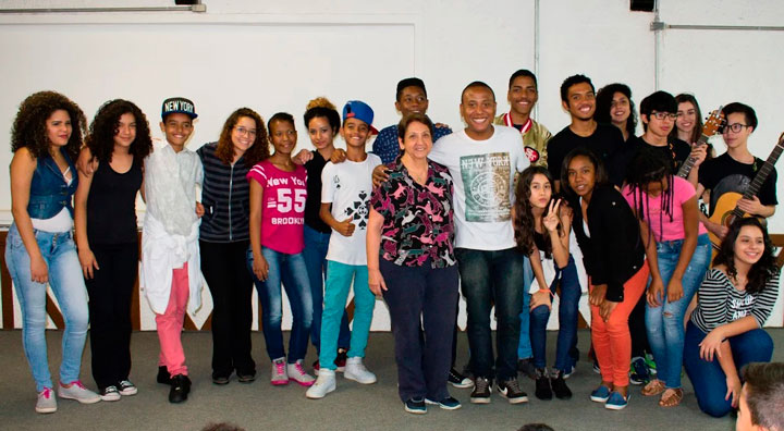 Maria José Soares com jovens e amigos.