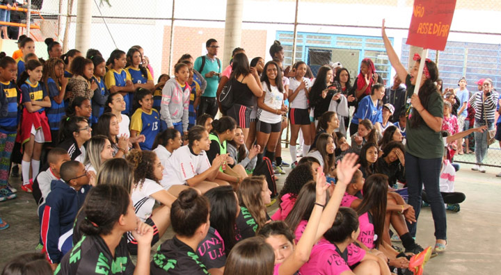 Muitos jovens participando na antiga sede da FGL, hoje Escola Estadual Vila Albertina.