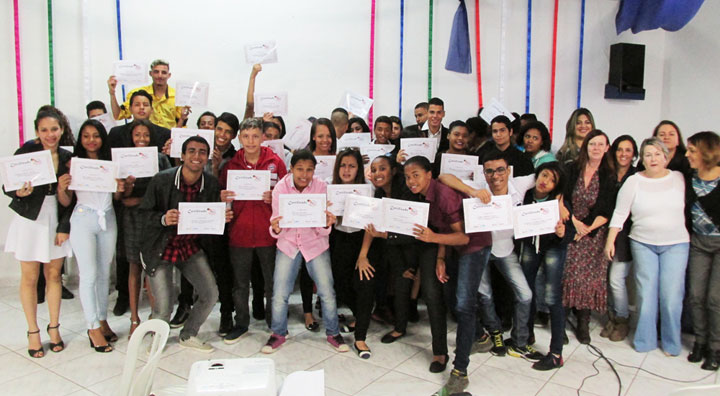 Alegria de receber o certificado do curso.