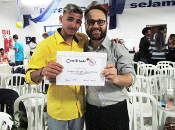 Coordenador Henrique e jovens.