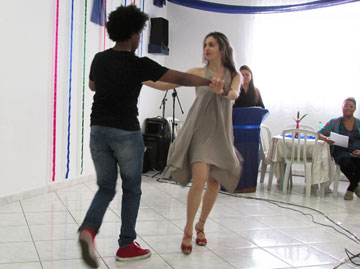 Dança moderna estilo zouk.