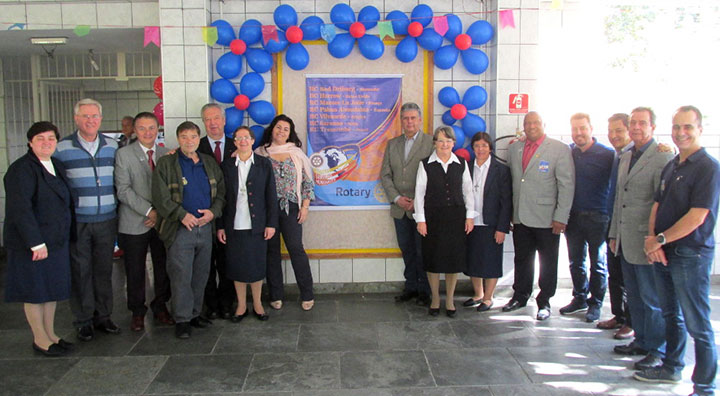 Rotarianos e direção da entidade no início da festiva.