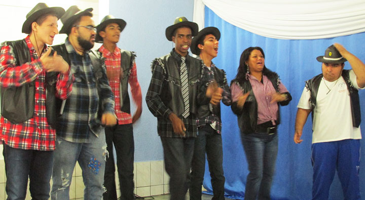 Pessoas especiais dançaram quadrilha no final da festa.