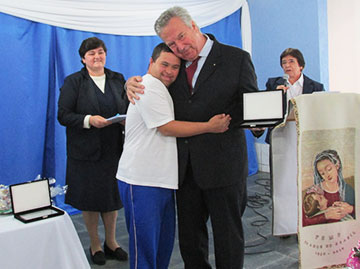 Renato Rosseto e jovem atendido.