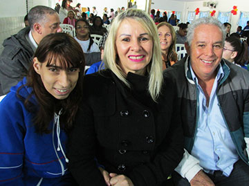 Jovem atendida Gabriela e família.