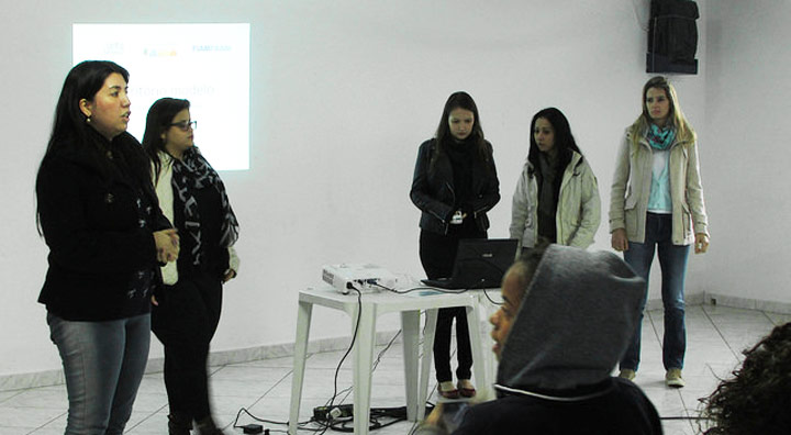 Jovens universitárias apresentam os projetos para a região.