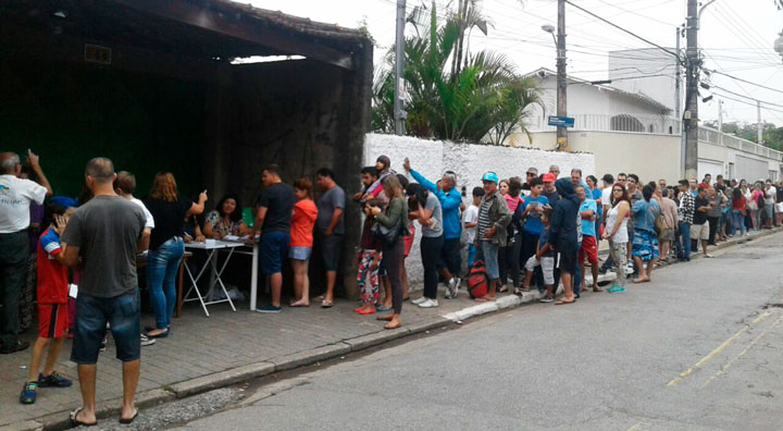 Fila na para vacinação no bairro do Cocho (Vila Amélia)