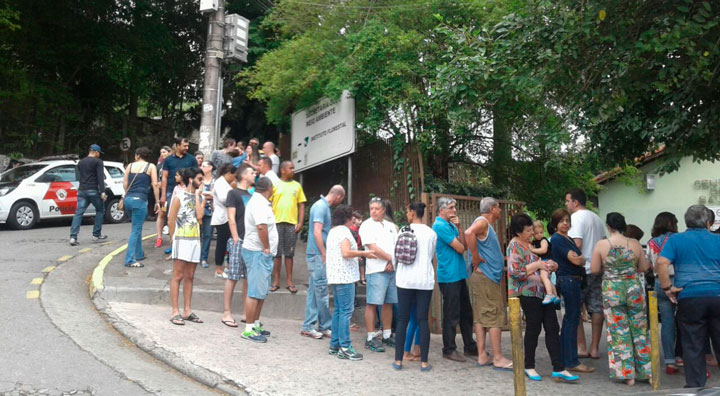Fila na para vacinação na UBS Horto Florestal.
