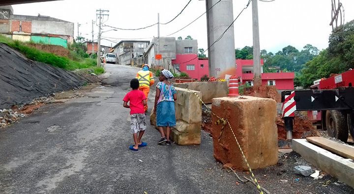 Rua Tamon, Jardim Corisco, sem sinalização para pedestres.