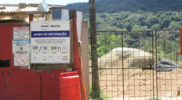 Painel anuncia o horário das explosões no alto da Vila Marieta.