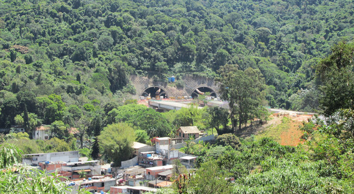 Túnel saindo da serra junto à Vila Rosa.