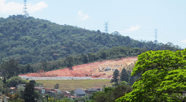 Vista da obra a partir da Vila Rosa, ao lado do E. E. Ruy Barbosa.