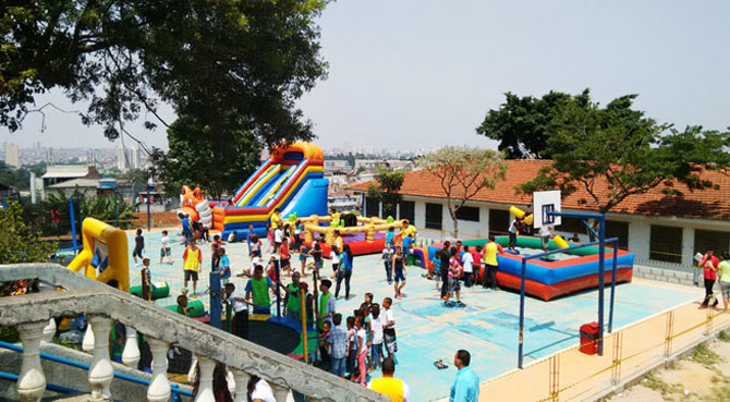 Atividade lúdica na quadra do Mutirão do Pobre.