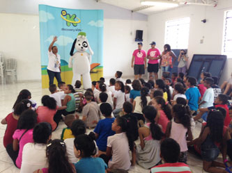 Atividade interna com as crianças.