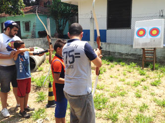 Prática de arco-e-flecha.