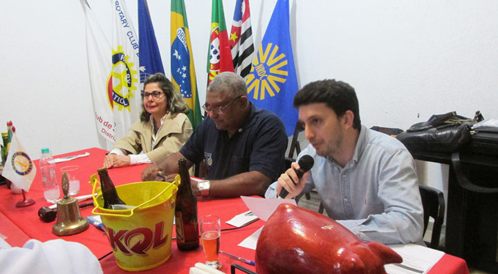 Na mesa: palestrante Cristina, presidente Jurandir e secretário Bruno Pattini.
