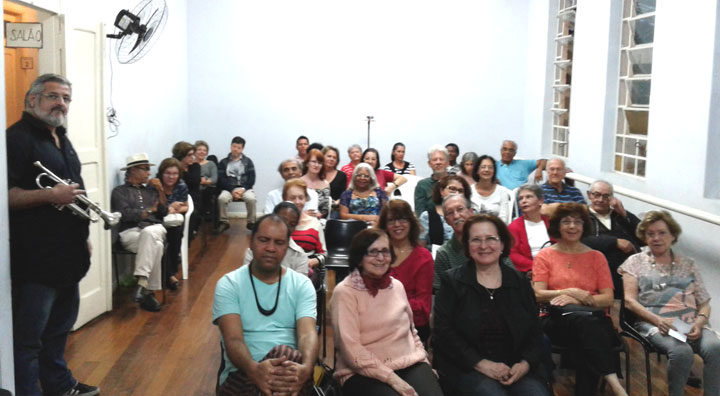 Público e artistas presentes no aniversário de 13 anos do sarau.