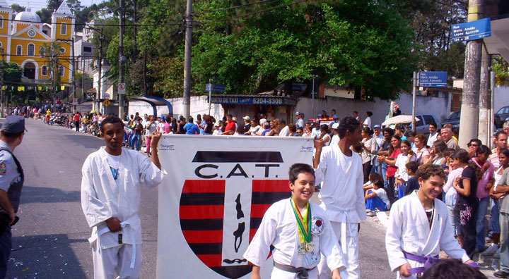 Judô do CAT – Clube Atlético Tremembé em desfile cívico no bairro em 2007.