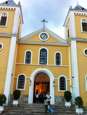 Igreja com as cores atuais.
