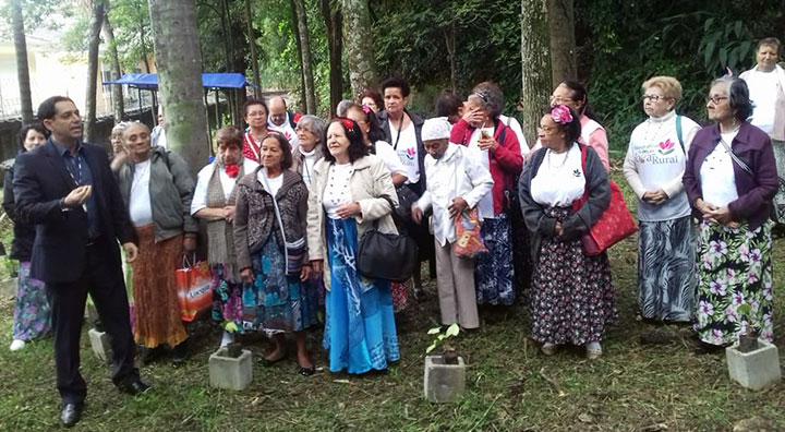 Alexandre Pires e o coral NCI na inauguração do espaço.
