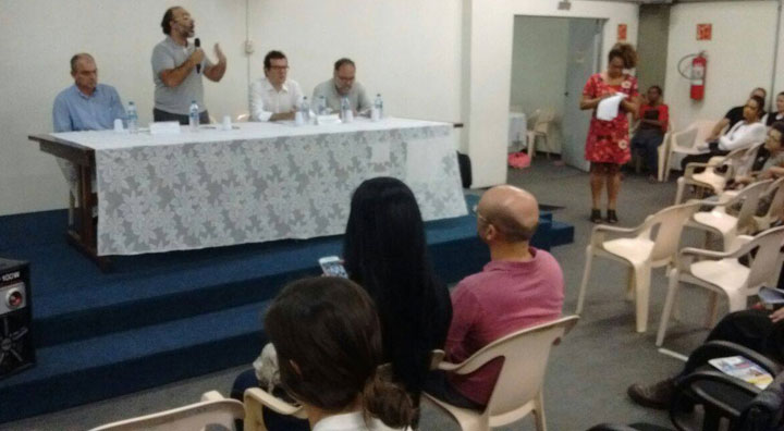 Na mesa: subprefeito Esteves, vereador Police Neto e técnicos Partezani e Mariz.