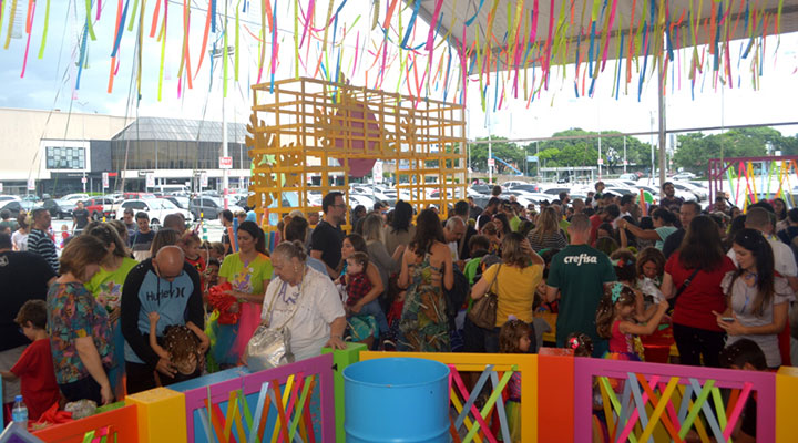 Multidão de foliões aproveitam o pré-Carnaval no Center Norte.