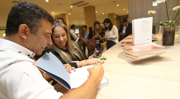 O palestrante Pedro Santana autografa seu livro recém-lançado.