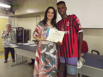 Vereadora Adriana Ramalho (PSDB) e jovem formado no curso.