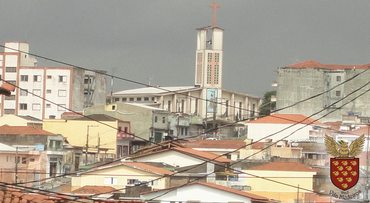 Vista da igreja Nossa Senhora do Loreto, no centro da Vila Medeiros.
